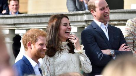 Das schien mal gut gepasst zu haben: Prinz Harry (links), Prinzessin Kate und der britische Thronfolger Prinz William (rechts) sollen sich vor dem Bruch der Sussexes mit dem Königshaus gut verstanden haben. 