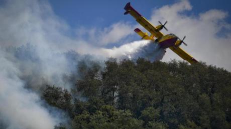 Ein Löschflugzeug versucht in der Nähe des Vesuvs bei Neapel einen Waldbrand zu löschen.