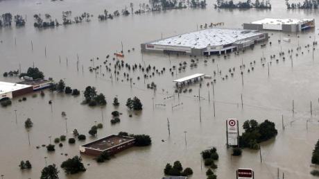 Tropensturm "Harvey" hat im US-Staat Texas schwere Verwüstungen angerichtet und Überschwemmungen verursacht. Nun zieht er weiter nach Osten.