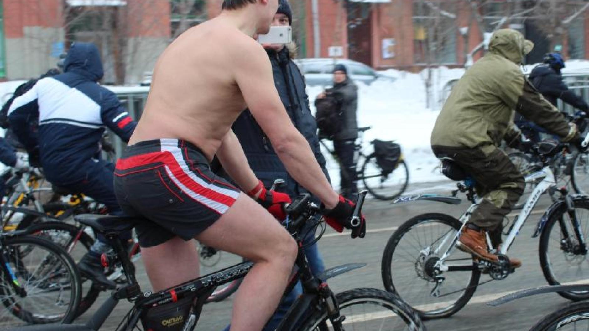 Frostiges Vergnügen FahrradParade im eisigen Moskau