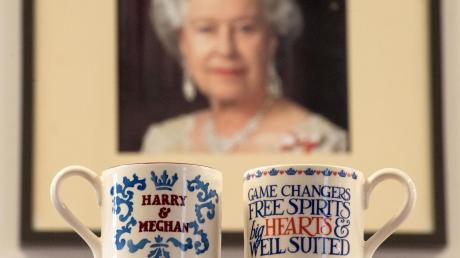 Der Handel mit Hochzeitsartikeln blüht. Diese Harry-und-Meghan-Tassen beispielsweise sind handbemalt. Fehlt nur noch die Anleitung dafür, wie man sie nach streng britisch-royaler Etikette zum Munde führt.
