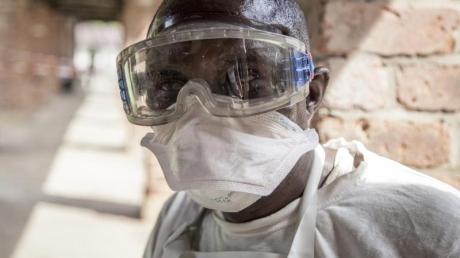 Ein Mitarbeiter in einem Ebola-Behandlungszentrum in Bikoro im Kongo in Schutzkleidung.