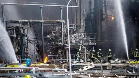 Das Foto zeigt den Großeinsatz nach der Explosion auf dem Raffineriegelände von Bayernoil.