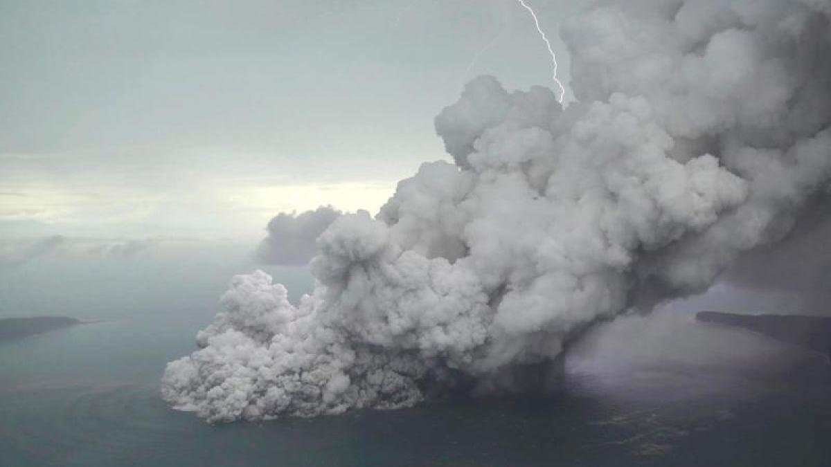 Anak Krakatau memuntahkan abu vulkanik