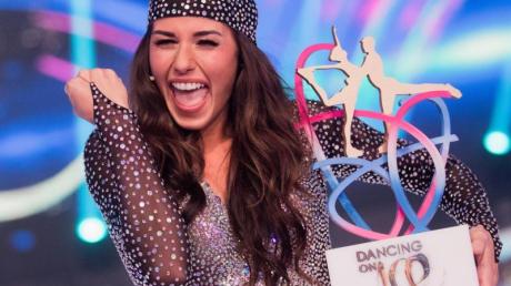 Sarah Lombardi im Finale der SAT.1-Show «Dancing on Ice» mit dem Siegerpokal.