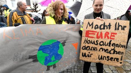 Augsburg, München, Kempten, Erlangen, die Liste ließe sich fortführen: Viele tausend Schüler in Bayern wollen mehr Klimaschutz – auch die auf unserem Bild, die in Günzburg auf die Straße gingen. Bei zwei Klimakonferenzen wollen sie dem bayerischen Umweltminister Hausaufgaben aufgeben. 