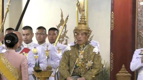 Bei einer feierlichen Zeremonie anlässlich seiner Krönung am Samstag trug Thailands König Maha Vajiralongkorn die Krone, die er sich zuvor selber aufgesetzt hat.