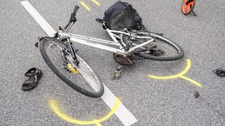 Eine Frau ist bei Neuburg von ihrem Fahrrad gestürzt.