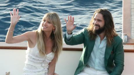 Hochzeitsglocken läuten: Am Samstag gaben sich Heidi Klum und Bill Kaulitz angeblich auf einer Yacht vor Capri das Eheversprechen - ganz in weiß. Hier schippern sie am Vorabend übers Wasser.