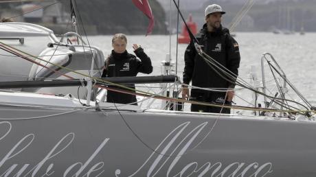 Greta Thunberg (l), winkt von Board der Hochseejacht «Malizia», neben ihr der Hamburger Skipper Boris Herrmann.