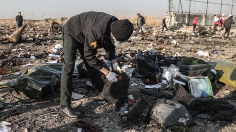 Mit Trümmern übersät: der Unglücksort nahe des Imam-Chomeini-Flughafens.