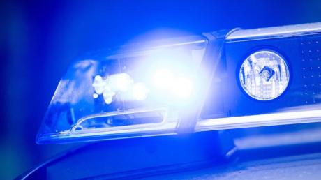 Eine junge Frau wurde am Montagabend bei einem Unfall auf der B2 bei Westendorf verletzt. 