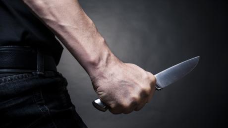Mit einem Messer wurden drei Jugendliche in Augsburg bedroht.