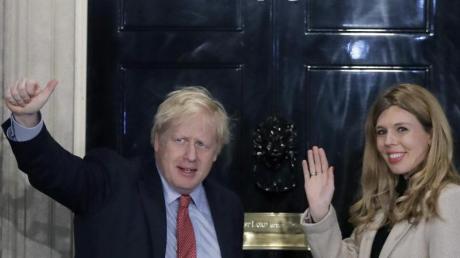 Boris Johnson und Carrie Symonds freuen sich über einen Jungen.