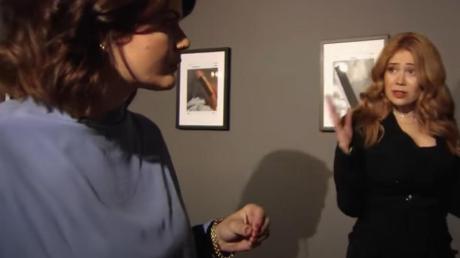 Die Autorin und Journalistin Sophie Passmann (l) und die Moderatorin Palina Rojinski im Gespräch in in der fingierten Kunstausstellung «Männerwelten» (Standbild).