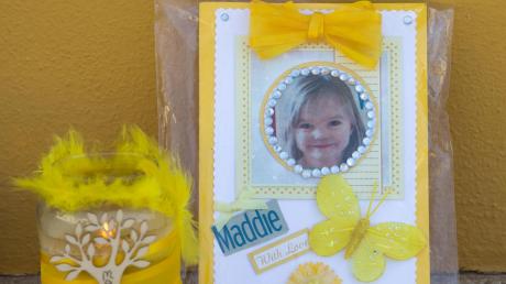 Keiner in dem kleinen Ferienort hat Maddie vergessen: Ein liebevoll gestaltetes Erinnerungsfoto steht am zehnten Jahrestag ihres Verschwindens in Praia da Luz.