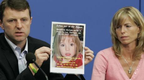 Kate und Gerry McCann zeigen während einer Pressekonferenz im Juni ein Bild ihrer verschwundenen Tochter Madeleine.
