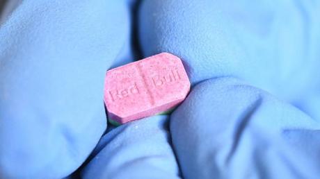 Ein junger Mann wurde in Gundelfingen mit mehreren Ecstasy-Pillen erwischt.