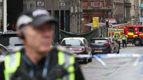 Ein Polizeibeamter an dem abgesperrten Tatort in Glasgow.