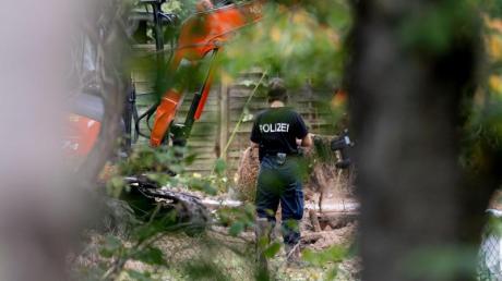 Polizeibeamte durchsuchen eine Kleingarten-Parzelle am Stadtrand von Hannover.