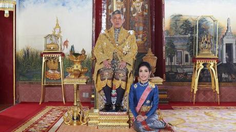 Sineenat Wongvajirapakdi zu Füßen von König Maha Vajiralongkorn (2019).