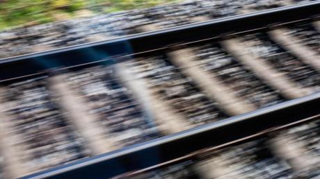 Ein Jugendlicher in Friedberg kürzt an den Bahngleisen entlang ab und wird von einem Zug erfasst.