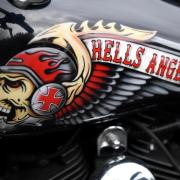 Das Hells Angels-Emblem, ein Totenkopf mit Helm und Flügeln.