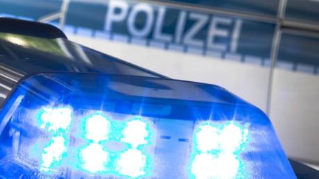 In Schrobenhausen haben Unbekannte Werbeplakate eines Immobilienmaklers beschädigt. Die Polizei ermittelt.