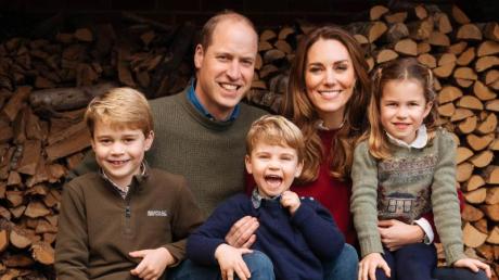 Das im Herbst 2020 aufgenommene Foto zeigt Prinz William, Herzog von Cambridge, und seine Frau Herzogin Kate mit ihren drei Kindern Prinz George (l-r), Prinz Louis und Prinzessin Charlotte auf dem Landsitz Anmer Hall in Norfolk.