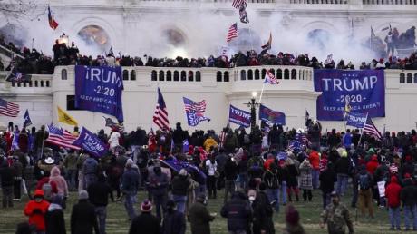 Unterstützer von US-Präsident Trump stürmen das Kapitol.