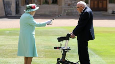 Am 17. Juli 2020 schlug Queen Elizabeth II. Tom Moore zum Ritter. Mit seinem Rollator lief er über hundert Runden durch seinen Garten und sammelte Millionen Pfund für das britische Gesundheitssystem.