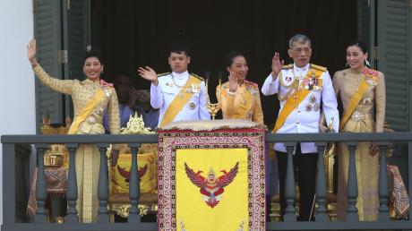 Die Royals von Thailand (von links): Prinzessin Sirivannavari, Prinz Dipangkorn, Prinzessin Bajrakitiyabha, König Rama X. und Königin Suthida. Nicht auf dem Foto ist die derzeitige Favoritin des Königs, „Koi“. 