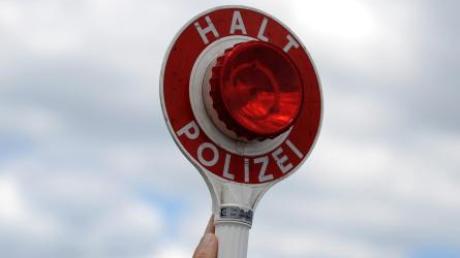 Die Polizei stoppte in Kleinaitingen den Fahrer eines Sattelschleppers.