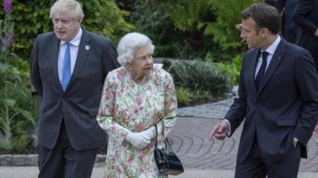 Die britische Königin Elizabeth II. (Mitte) mit Präsident Emmanuel Macron (rechts) und Boris Johnson (links) beim G7-Gipfel.