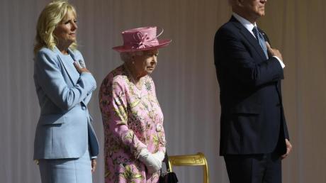 Die britische Königin Elizabeth II. zwischen Joe und Jill Biden in Schloss Windsor.