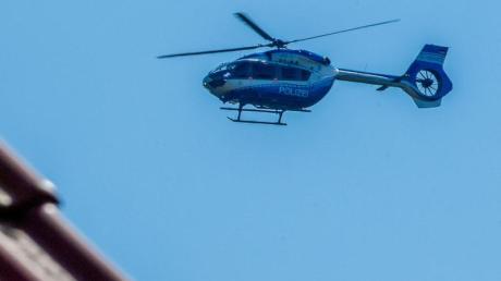 Mit einem Hubschrauber sucht die Polizei derzeit nach flüchtigen Einbrechern.