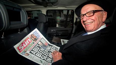 Medienmogul Rupert Murdoch auf einem Foto aus dem Jahr 2012 – mit einer Ausgabe seiner Zeitung "The Sun".