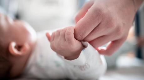 Knochendürres Baby Steht Auf Steinharte Prügel