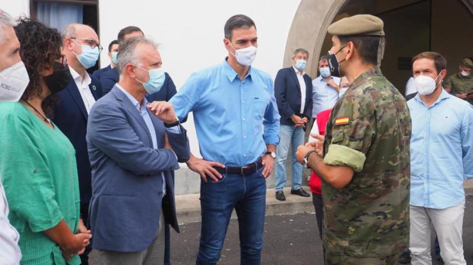 Spaniens Ministerpräsident Pedro Sánchez (M) besucht das Aufnahmezentrum für die vom Vulkanausbruch betroffenen Menschen auf La Palma.