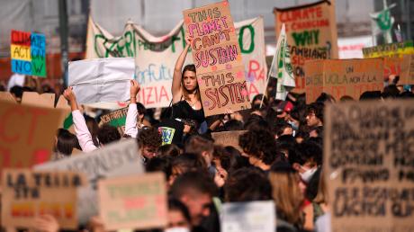 Turin: Demonstrierende nehmen an einem Klimaprotest teil. Die Organisation Fridays for Future hat in mehr als 80 Ländern in der ganzen Welt zum Klimastreik aufgerufen, um von den politisch Verantwortlichen eine ambitioniertere Klimaschutzpolitik zu fordern. +++ dpa-Bildfunk +++
