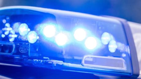 Ein Unbekannter hat in Klosterlechfeld die Scheibe eines Autos eingeschlagen und Geld entwendet. Die Polizei bittet um Hinweise.
