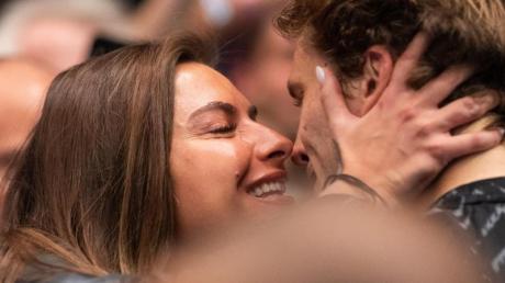 Alexander Zverev küsst seine Freundin Sophia Thomalla nach seinem Einzug ins Finale in Wien.