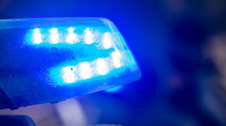 Die Polizei ermittelt nach einer Kollision an der Ortseinfahrt Oberfahlheim wegen Fahrerflucht gegen den Fahrer eines Lastwagens. 