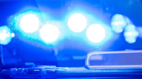 Mit einem Messer sollen drei Männer eine 25-Jährige in Blaustein bedroht haben. Die Polizei hofft nun auf Hinweise von Zeugen.