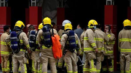 Feuerwehrleute am Einsatzort vor Hongkongs World Trade Centre.