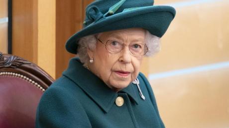 Königin Elizabeth II. von Großbritannien braucht Hilfe bei der Gartenarbeit.