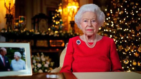 Die britische Königin Elizabeth II. während der Aufzeichnung ihrer jährlichen Weihnachtssendung im White Drawing Room von Schloss Windsor.