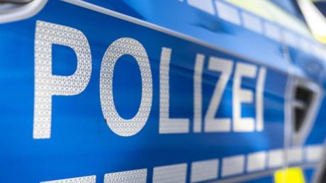 Die Polizei in Schwabmünchen sucht nach einem Unfallfahrer, der in Klosterlechfeld eine Linde angefahren hat.