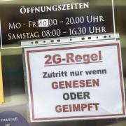 Nicht jeder war willkommen: An der Eingangstür eines Münchner Friseurladens hängt ein Schild zur 2G-Regel.