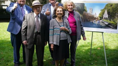 Der ehemalige konservative Abgeordnete Eric Pickles (links) und der frühere Erziehungsminister Ed Balls posieren mit den Holocaust-Überlebenden Sir Ben Helfgott, Lily Ebert (2. v. r.) und Susan Pollack (Archivbild).